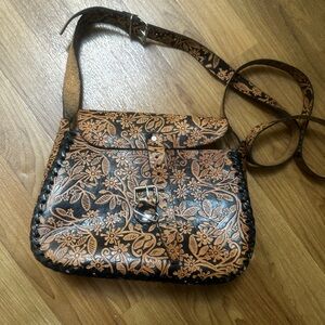 Hand-Tooled Floral realLeather Crossbody Bag - Black & Tan